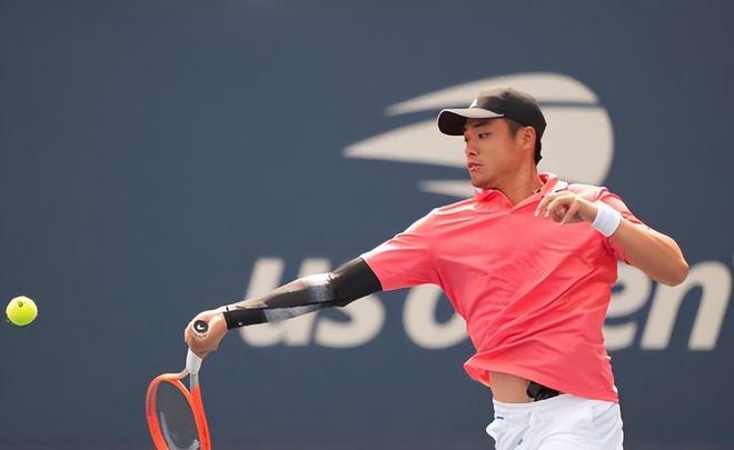 而其背后的 而其背后的