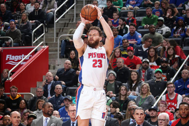 谁注意到杨瀚森比赛时观众席的这一幕，中国篮球的传承令人泪目！